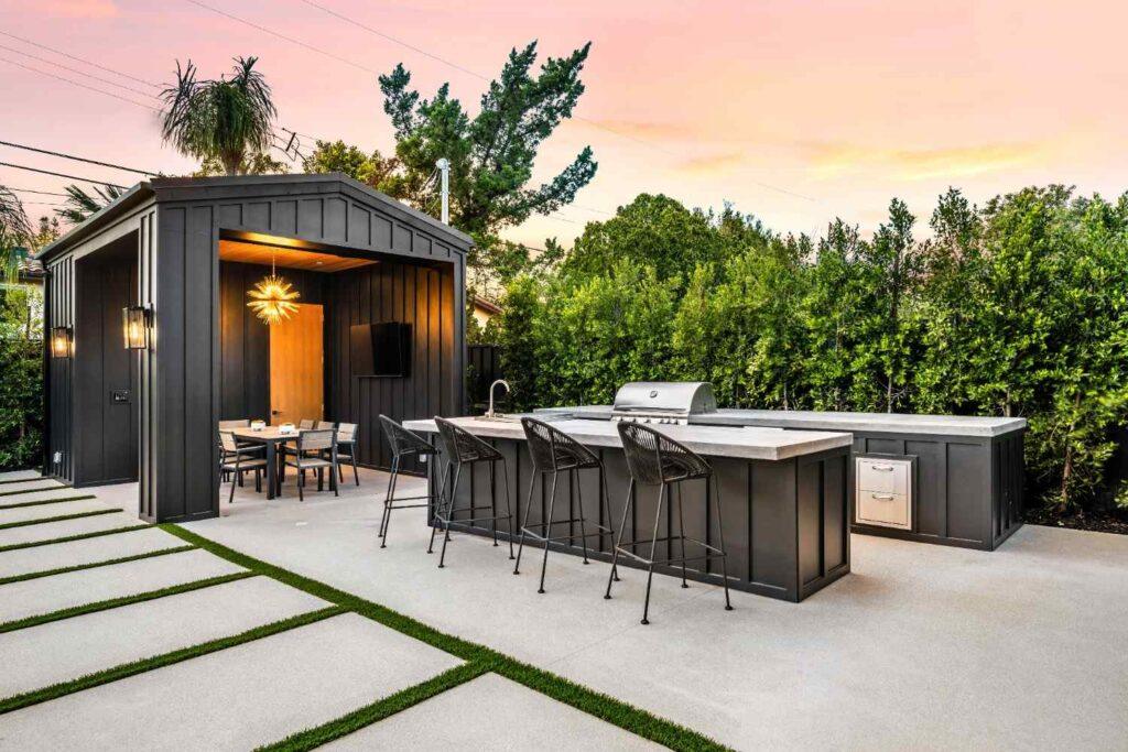 Outdoor Kitchens & BBQ Grills